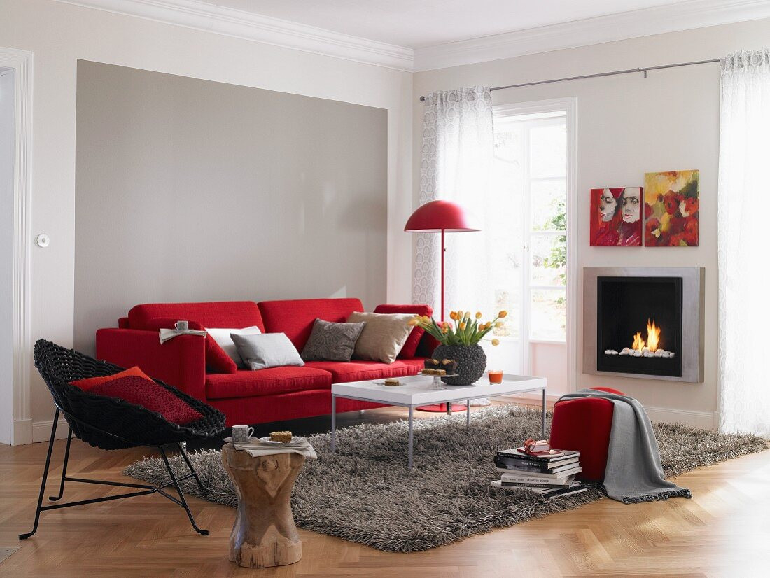 Wohnzimmer In Rot Und Grau Mit Sofa Und … – Bild Kaufen – 10227615 inside Wohnzimmer Rot